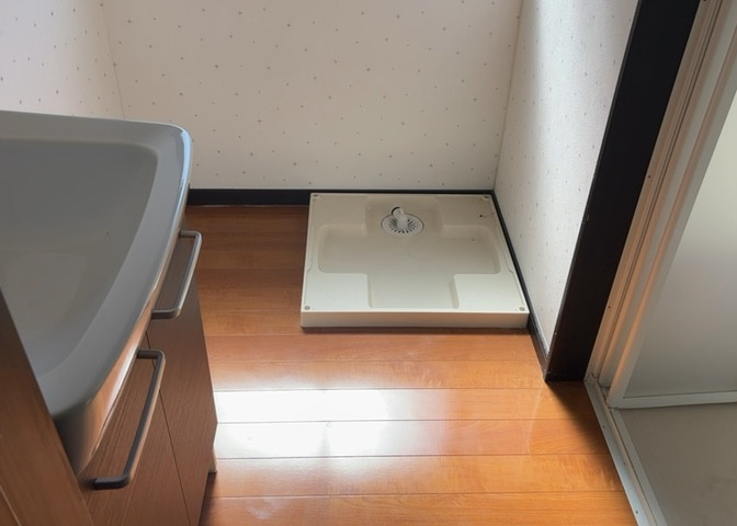 多くの戸建て住宅で見かける洗面脱衣所は、洗面台と洗濯機が2畳ほどのスペースに並べられていて、洗面所が脱衣所を兼ね備えている間取りが一般的です。お客様が利用することもある、パブリックな空間でもあります。