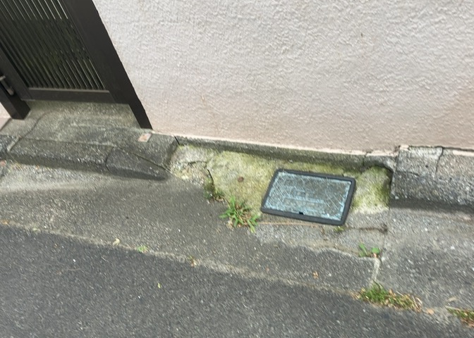 敷地内に散水栓や立水栓があると便利です。水道水を直接利用できるため、水を運ぶ手間を省くことが出来ます。大量の水を必要とする洗車作業や清掃などに役立ちます。その他設備とあわせて、現地でご確認ください。