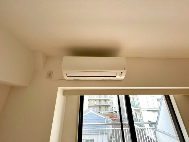 洋室にはエアコンが設置されております