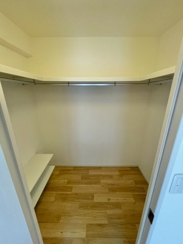 たっぷりサイズのウォークインクローゼットです。家族分の収納ができそうです。