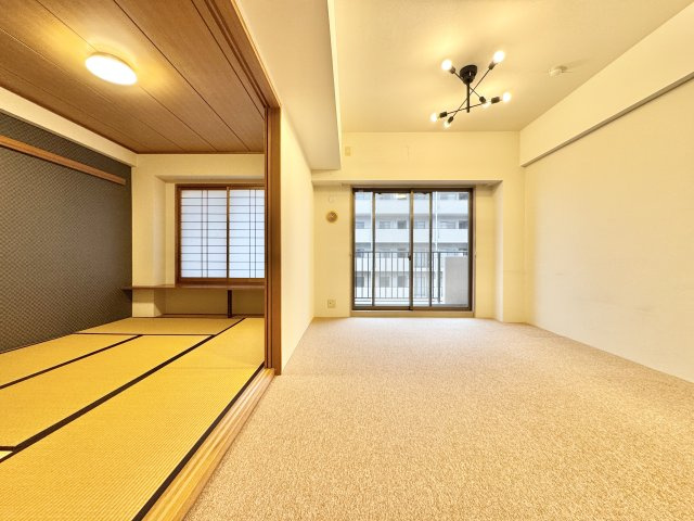 窓から差し込む陽射しが、部屋全体を明るく気持ちの良い空間にしてくれます！　