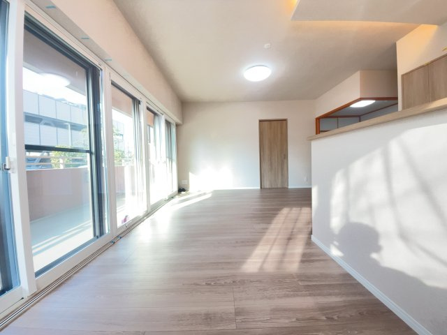 【新品】建具、扉、デザインクロス、フローリング！ガラス面が広いパノラマビュー♪