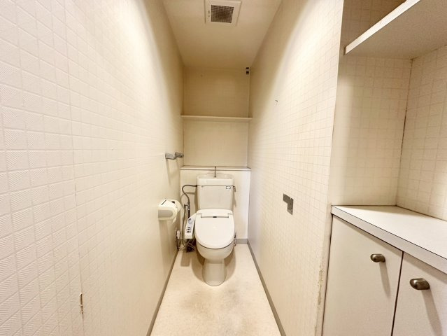 落ち着いた内装となっています。温水洗浄便座付のトイレなので、寒い冬でも安心してお座り頂けますよ。トイレ用品が収納できる棚が設置され、すっきりとしたきれいな空間を維持しやすくなっています。
