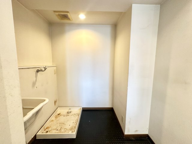 広々としたユーティリティは、使い勝手が良いです。洗濯機置き場の横には深めのスロップシンクが設置されており、手洗いや掃除道具の洗浄にも便利です。換気設備も整っており、湿気対策も安心。