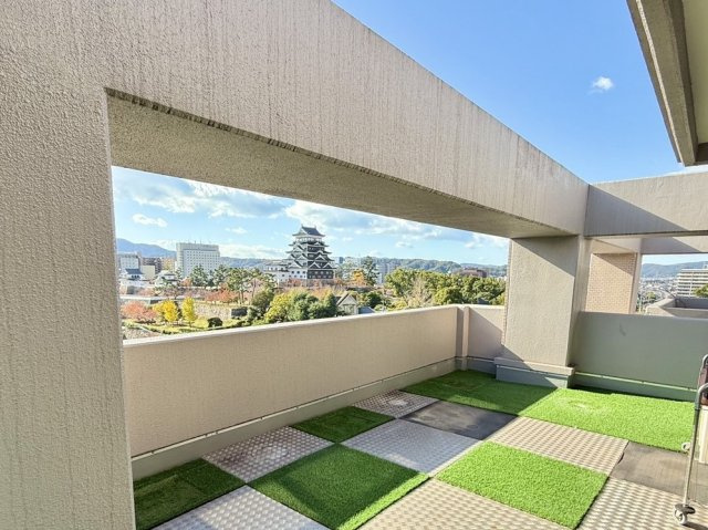 バルコニーからの眺望です。最上階からの眺めは見晴らしが良く、福山の街を見渡すことができるためオススメ。通風・採光にも優れ、日々の暮らしの中に光と風を演出してくれます。開放的な空間をお楽しみください。