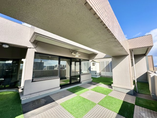 広々としたリビングと、福山市街を一望できる大きなバルコニーが特徴のこのお部屋は、家族団らんやゲストを招いてのパーティーにぴったりです。たっぷりの自然光に包まれた明るい空間で、癒しの生活が実現できます♪