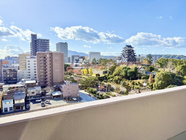 広々としたバルコニーからは、福山城を見ることができます！開放的で遠くまで広がる街並みや山々を一望でき、日中は明るい陽光が差し込み、夜には美しい夜景が広がる贅沢な空間です。