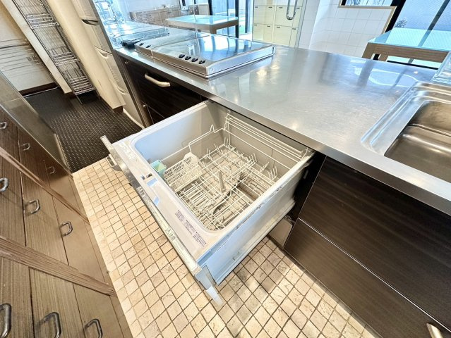 大容量の食洗機が搭載され、家族分の食器も一度にまとめて洗浄可能。後片付けの手間を軽減します。強力な洗浄力で頑固な油汚れもしっかり落とし、手洗いよりも節水・省エネ効果が期待できます。時間を有効活用可能。