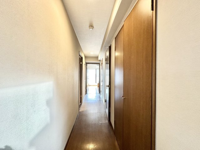 各部屋へのアクセスもスムーズで、生活動線がしっかり確保されているのが魅力。フローリングと扉も落ち着いた色合いで、全体に落ち着いた雰囲気をプラス。温かみのある空間を演出しています。