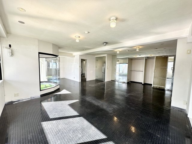 玄関からリビングへの動線上は、余裕のある空間。入ってすぐの洋室は開放的に使うも良し、閉じてプライベート空間を作るも良し。生活に合わせて使い分けることができます。