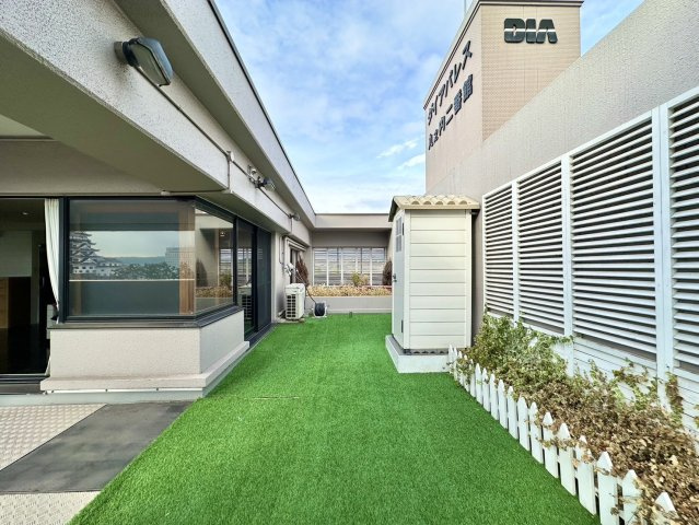 見晴らしの良いバルコニーが、暮らしの中での光と風を演出してくれています。居室にも快適な光や、心地よい風を取り入れることができますね。また洗濯物を干したり、工夫次第で多用途に利用することもできます。