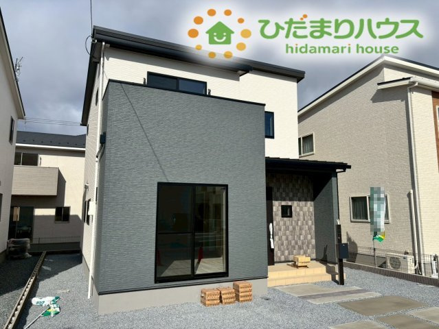 角度を変えて見た、デザイン性の高いスタイリッシュな外観デザインです！1階部分の大きな窓が印象的で、外からの視線を適度に遮りつつも、室内にしっかりと光を取り込める設計になっているのが魅力です◎