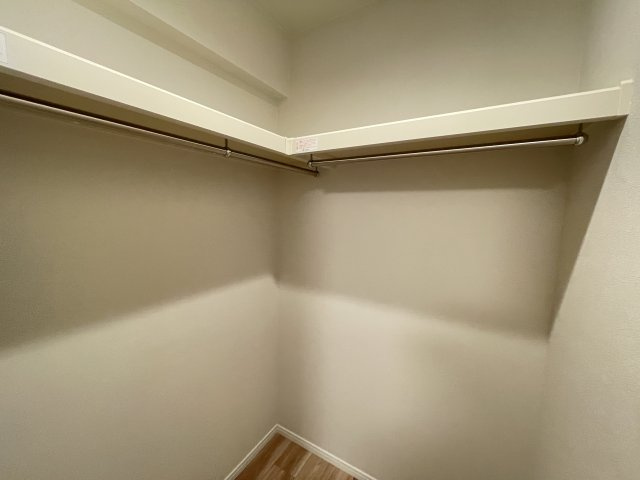 衣替えの手間も省ける、大きなウォークインクローゼット。　
