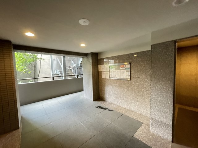マンションの顔でもある、高級感漂うエントランス。　