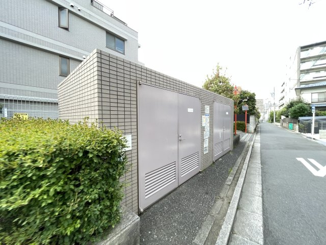 入居者様専用のごみ捨て場になります。