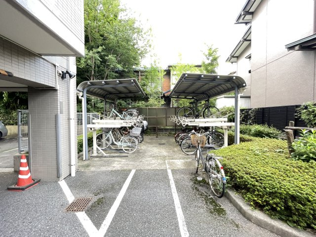 屋根付きの駐輪場で、サビや汚れの心配も不要。　