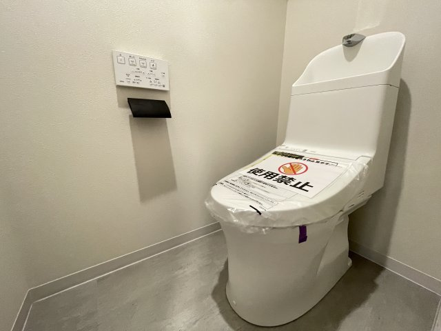 温水洗浄便座付きの清潔感あるトイレは、落ち着いた空間に。　