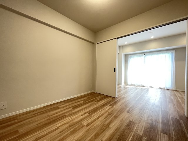 大切なお子さまを見守りやすい引き戸の洋室は、子ども部屋としても。　