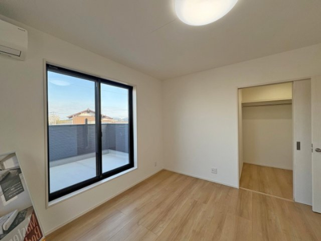 2階7.2帖の洋室。大きなWIC完備。バルコニーのある明るいお部屋です