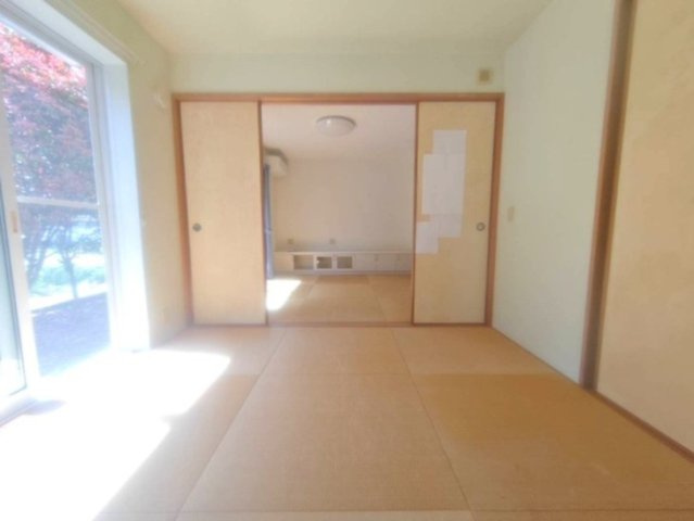 1階二間続きの和室。それぞれ5.5帖の和室になります。南向きのため、陽当たり通風良好です♪