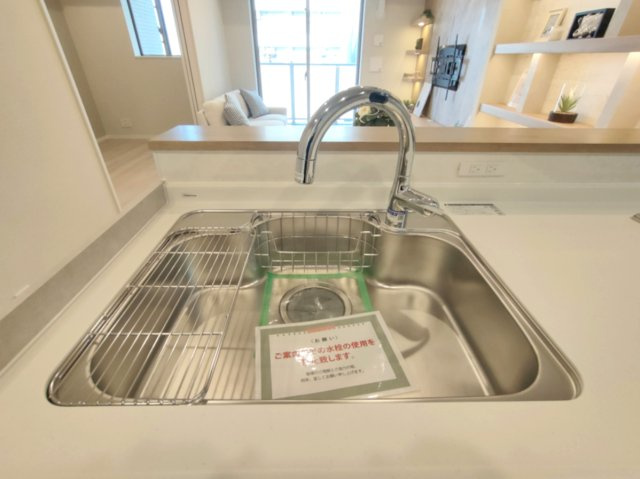 【シンク】　お洒落なグースネック水栓。食器洗いもはかどる広々としたシンクです。