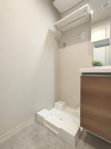 【室内洗濯機置き場】　上部の棚にランドリーグッズなどを収納できます。