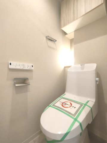 【トイレ】　洗浄機能付きトイレ。上部には収納付で、トイレットペーパー等、買い置きもしやすそうです。