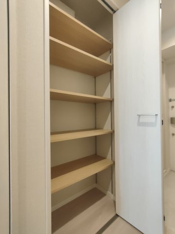 【廊下収納】　家族が増えたり、同居が始まったりすることも考えると、収納はたくさんあった方が安心です。中は棚板の位置を変えられる可動棚になっているので、大きなものも収納しやすそうです。
