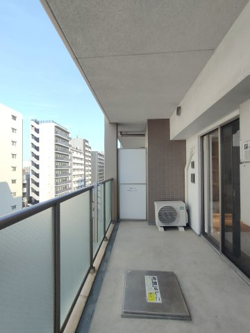 【バルコニー？】　東に向いた奥行きたっぷりの広いバルコニー。洗濯物やお布団などをたくさん干していただけます。