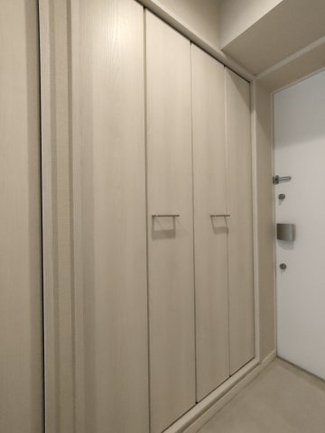 【玄関収納】　収納力のある大きな下駄箱付。お履物をたくさん収納できます。