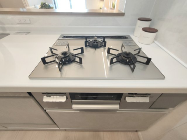 【3口コンロ】　3口コンロ、グリル付きでお料理のレパートリーも増えそうです。