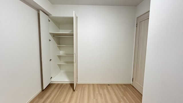 奥行の広い収納があります。