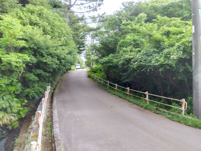 伊東の観光中心地まで車で10分です。多数の飲食店・観光施設・温泉施設があります。居住用・別荘どちらにもおすすめです。