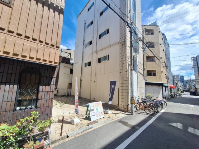 南東向き、幅6mの道路で明るい雰囲気です。