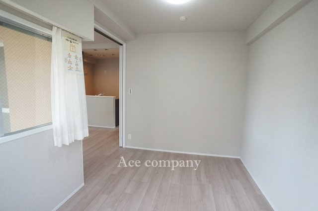 【洋室5.2帖】コーナー窓があるお部屋☆エアコン先行配管済みです☆