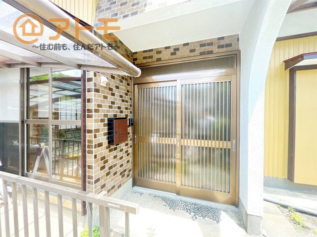 シンプルな玄関で、急な雨が降っても屋根があるので大丈夫！ゆっくり鍵を開けれます♪