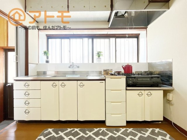 壁付けキッチンは開放感があり、リビングとの一体感を感じながら作業ができます♪