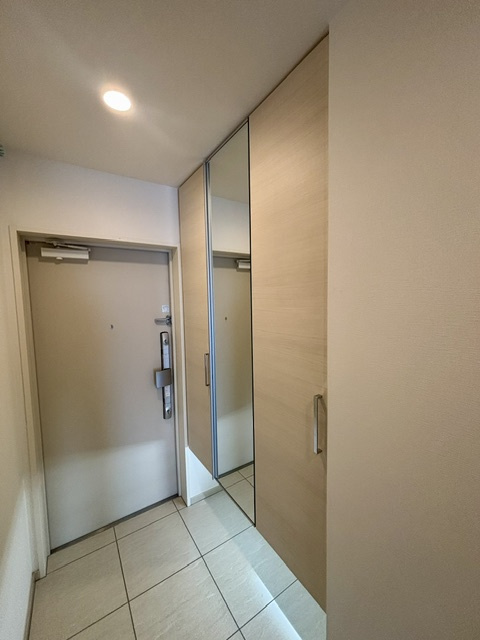 玄関には収納力を誇る姿見付きトール型収納を設置。すっきりとしたデザインです。2026年7月撮影