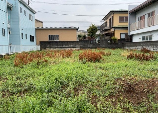 土地の形が極端に長細かったり、狭小地、あるいは道路との高低差がある傾斜地だった場合、後々売ろうとしても買い手がつかない場合もあります。後々、売却することになった時に価値の下がらない土地を選びましょう。