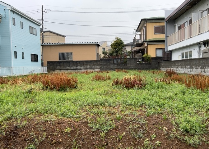 土地の面積＝住宅面積ではありません。建ぺい率の問題などで、土地のある場所によって住宅を建てられる面積は限られています。高さもしかり、「土地」という言葉の中には、建築条件も含まれると考えておきましょう。