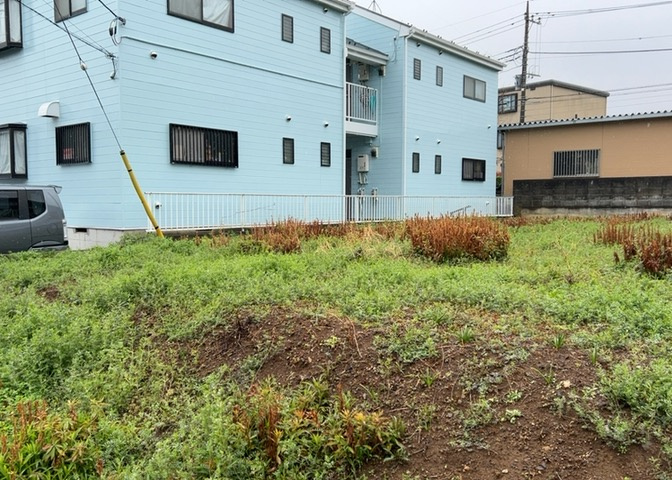 家を建てる場合、方位は要チェックです。現実的に日当たりのよい家ならばリビングは南側、建築基準法でも北側に当たる家への配慮は求められています。土地を見学に行く際は、方位磁針を持って行くようにしましょう。