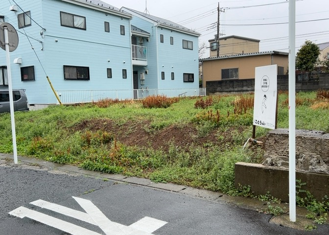 土地の前の道路に消火栓が設置されていることがあります。この場合、道路交通法第45条第1項により、駐車禁止の場所が指定されています。そのため、車庫などの駐車スペースをつくることができない場合があります。