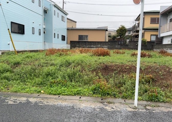 現地に行くなら、物件の周囲の地形がどうなっているかを見ることも大切です。周辺より低くなっている土地では、大雨などで水が集まりやすいため、地盤が弱くなっているということも考えられるため、注意が必要です。