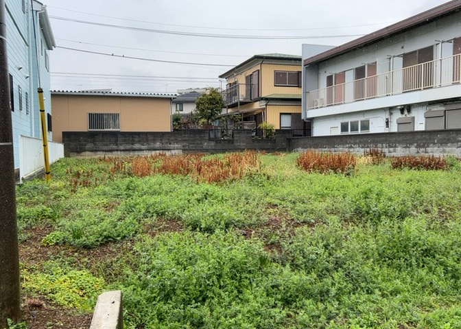土地購入を検討されている場合、境界杭がない状態で購入してしまうと境界確定測量をする必要があり、費用がかかります。購入の前に、売主、隣土地所有者立ち合いのもと境界を確定し境界杭を設置するのがベストです。