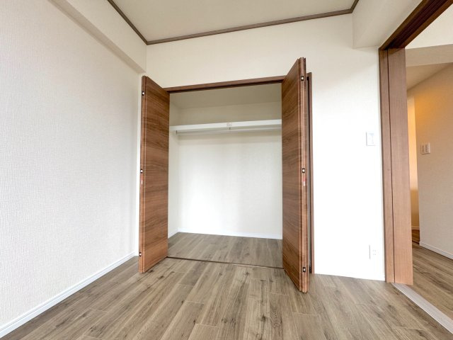 収納　各室にクローゼット等の収納スペースを確保。衣類や日常の荷物をすっきり収納でき、居室空間をより広く有効に活用できます。