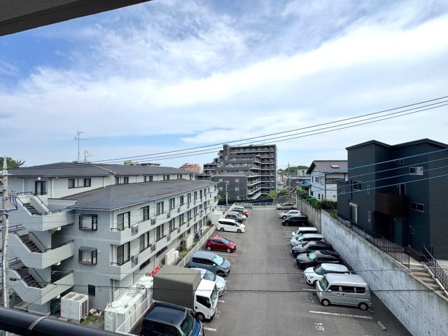 眺望　前面を遮る大きな建物がなく、空が広がる開放的な眺望！爽やかな風が通り抜け、心地よい日常を演出してくれます。
