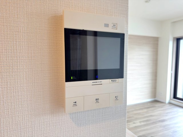 TVモニター付きインターホン　室内から来訪者を映像で確認できるTVモニター付きインターホン。防犯面でも安心で、お子様のお留守番時にも心強い味方です。
