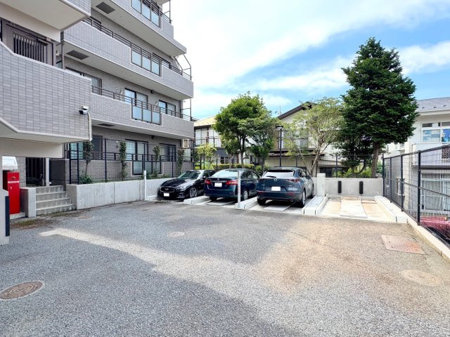 駐車場　敷地内駐車場（空き状況は要確認）。大切なお車を身近に駐車でき、お出かけや買い物帰りの荷物の積み下ろしもスムーズです。　