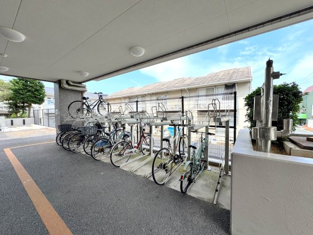駐輪場　屋根付きの駐輪場を完備。自転車での通勤・通学、近隣へのお買い物時にも便利にご利用いただけます。