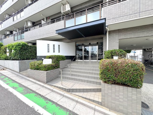 エントランスの入り口　綺麗に管理されたエントランスアプローチ。手入れの行き届いた共有部が住まいの質の高さを感じさせます。